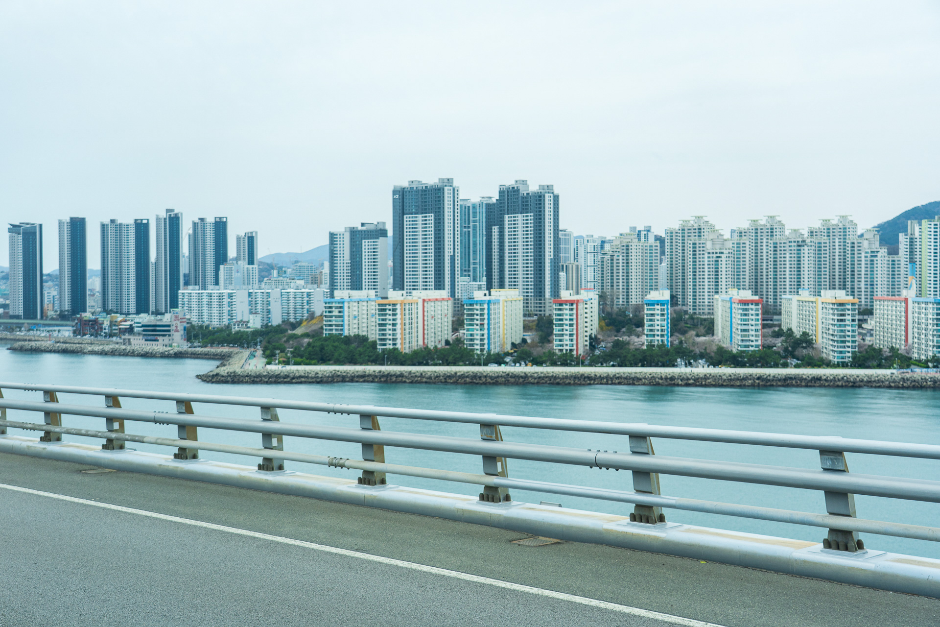 全長7.4kmの広安大橋（クァンアンデギョ）を走って釜山港方面へ南下