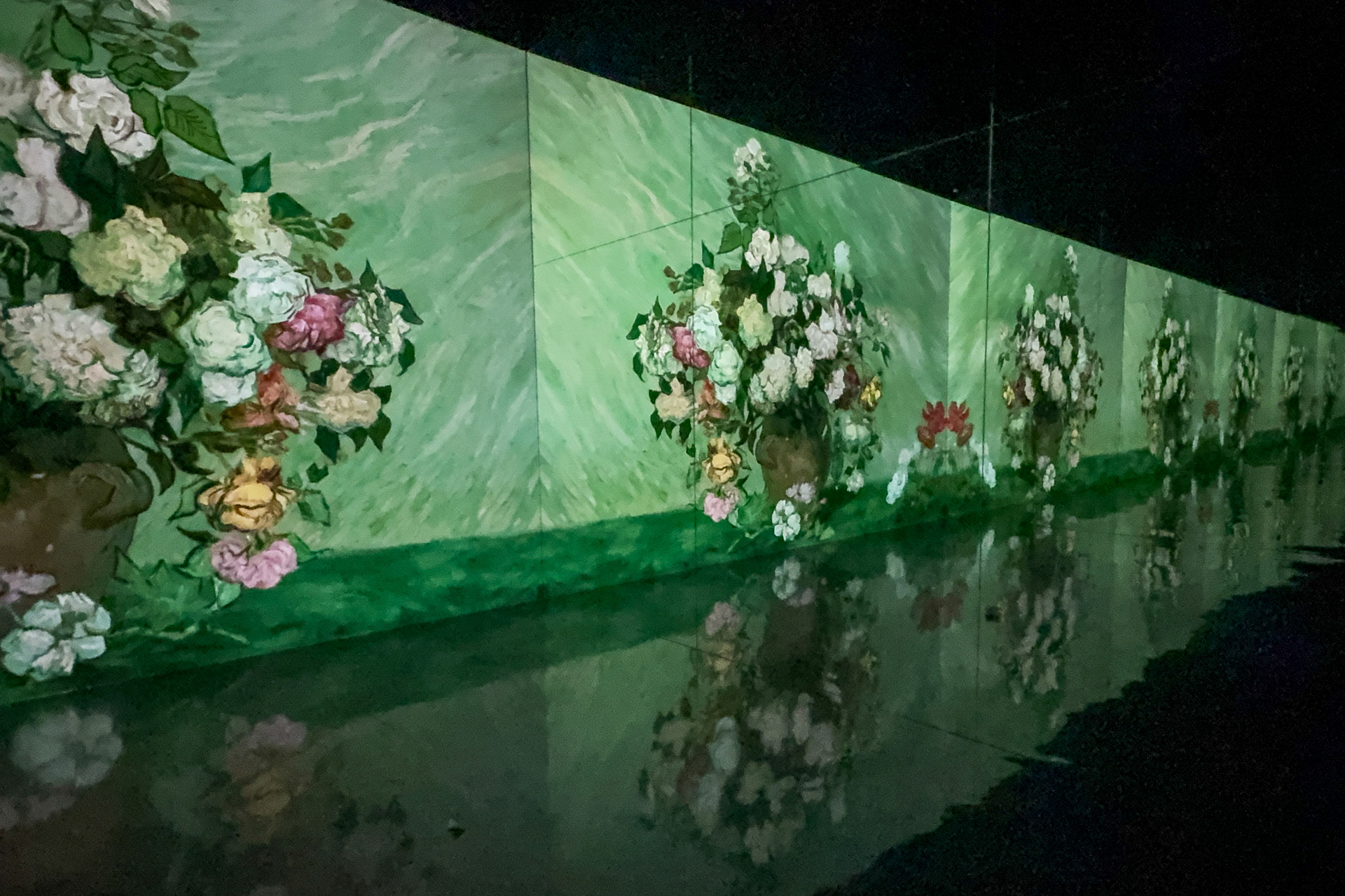 ミラーを使ってずっと奥まで続いているかのように見える展示