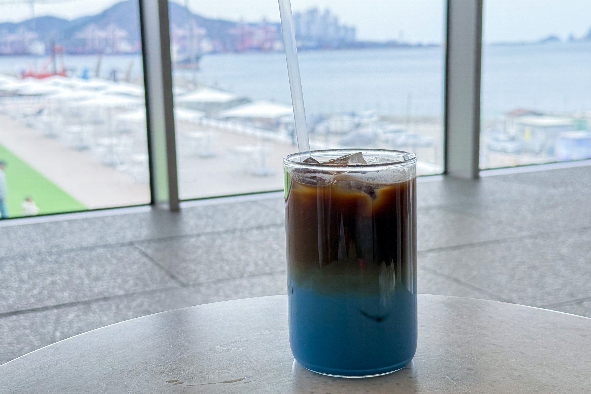 海を眺めながら映えドリンク