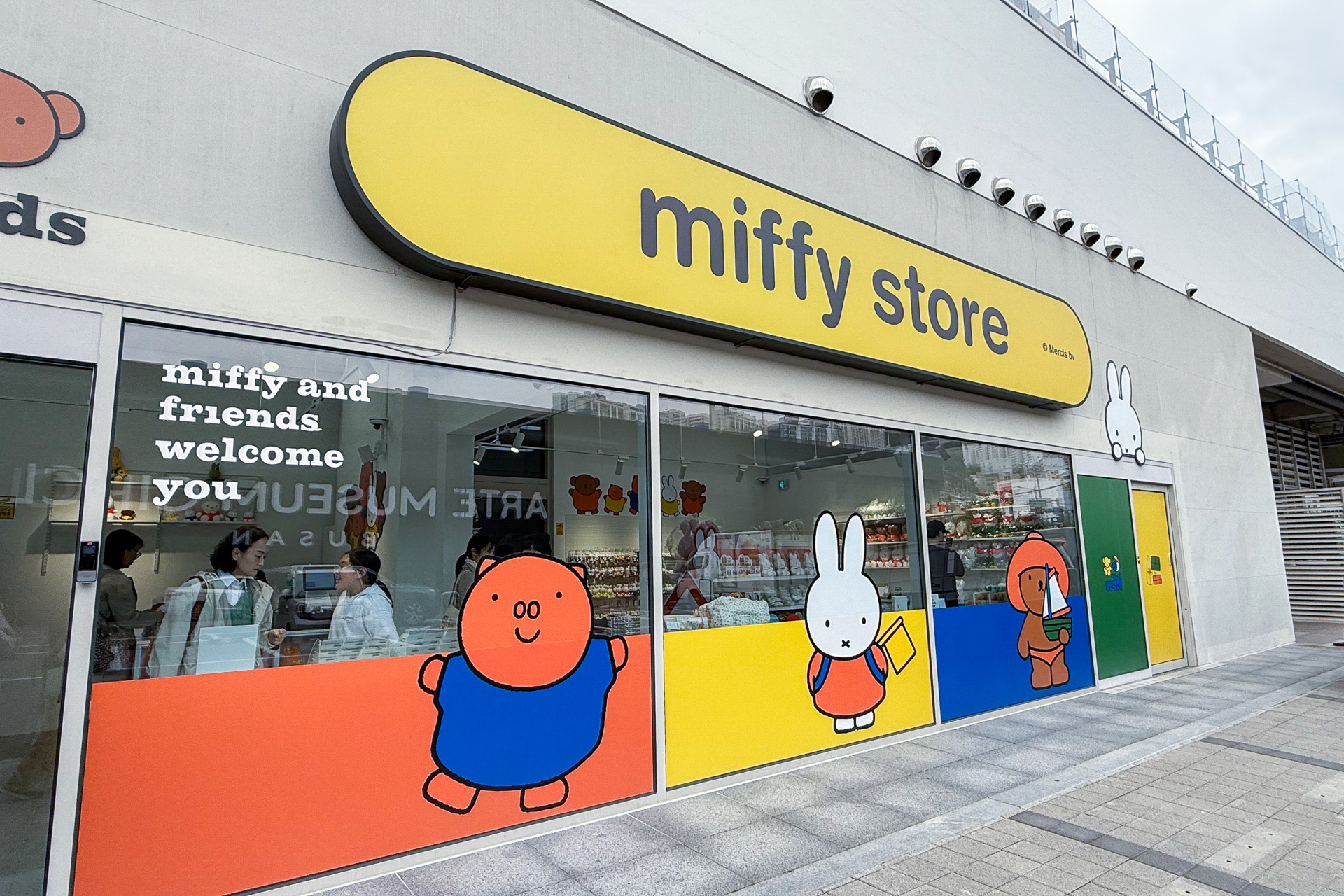 1階にはミッフィーストア。釜山限定ミッフィーグッズは必見！