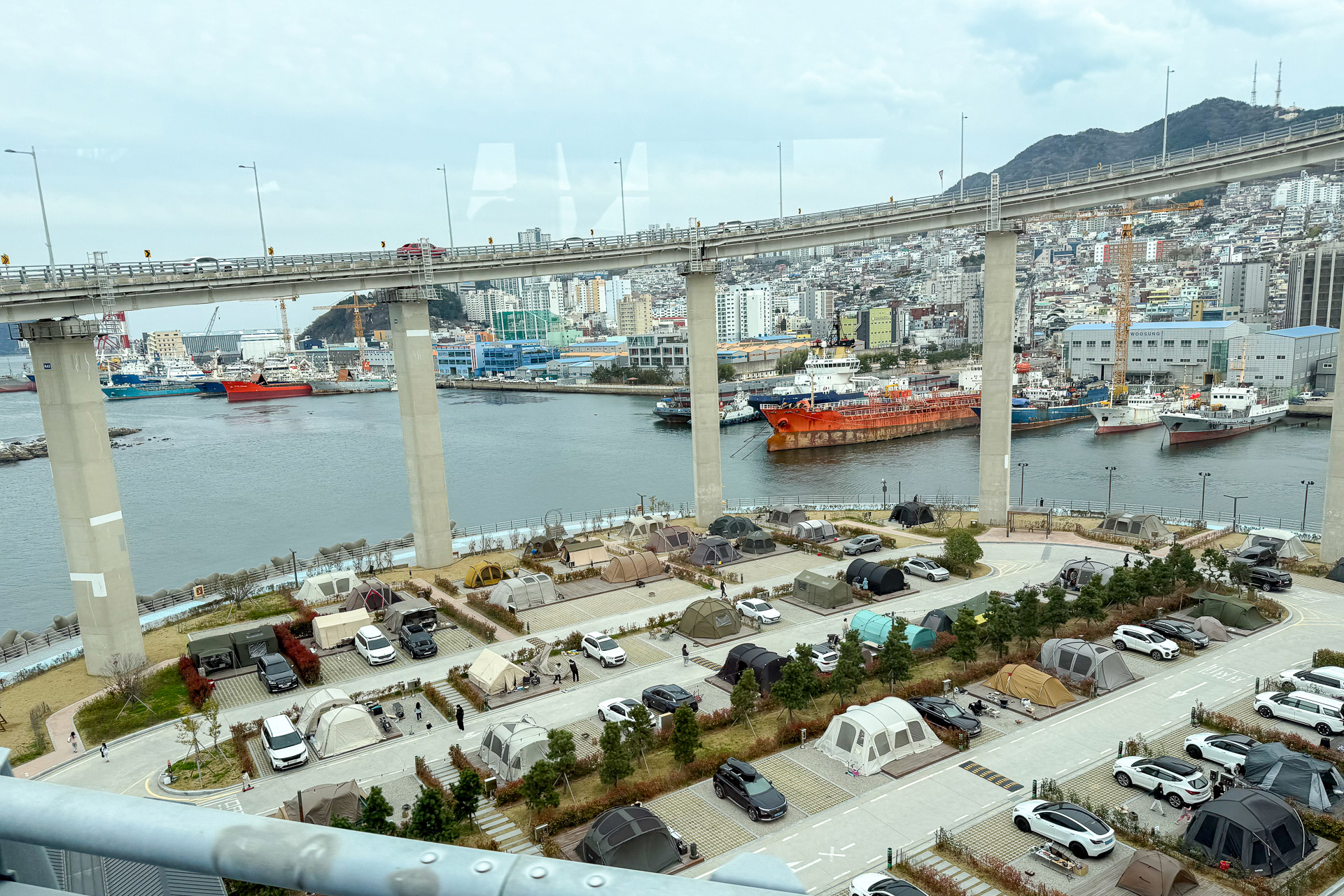 バスで再び海雲台方面へ。釜山港を眺めながら脳内ではチョー・ヨンピルの「釜山港へ帰れ」が再生中