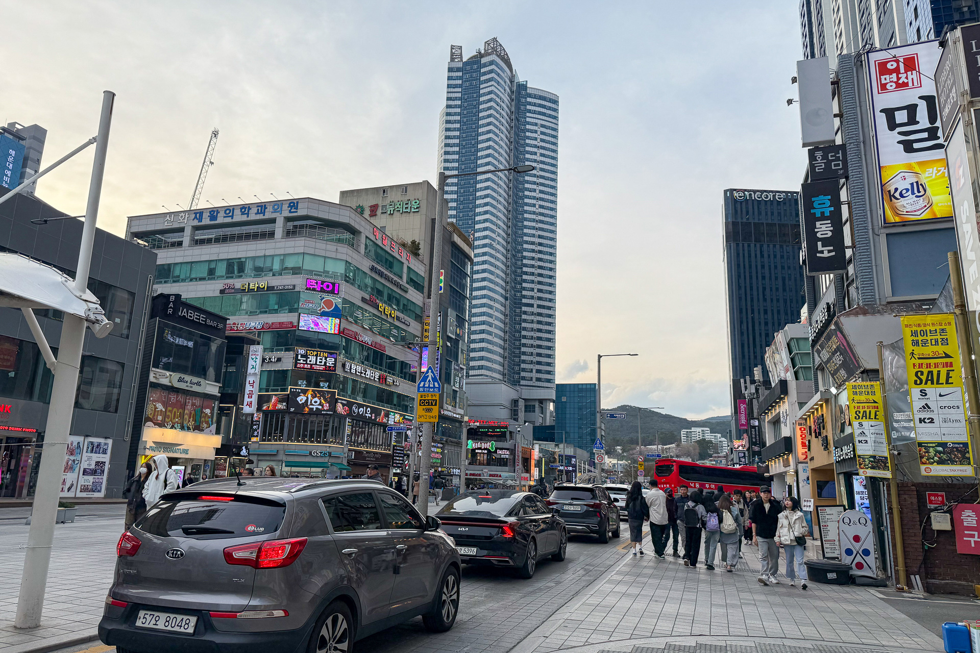 海と山に囲まれた海雲台の繁華街