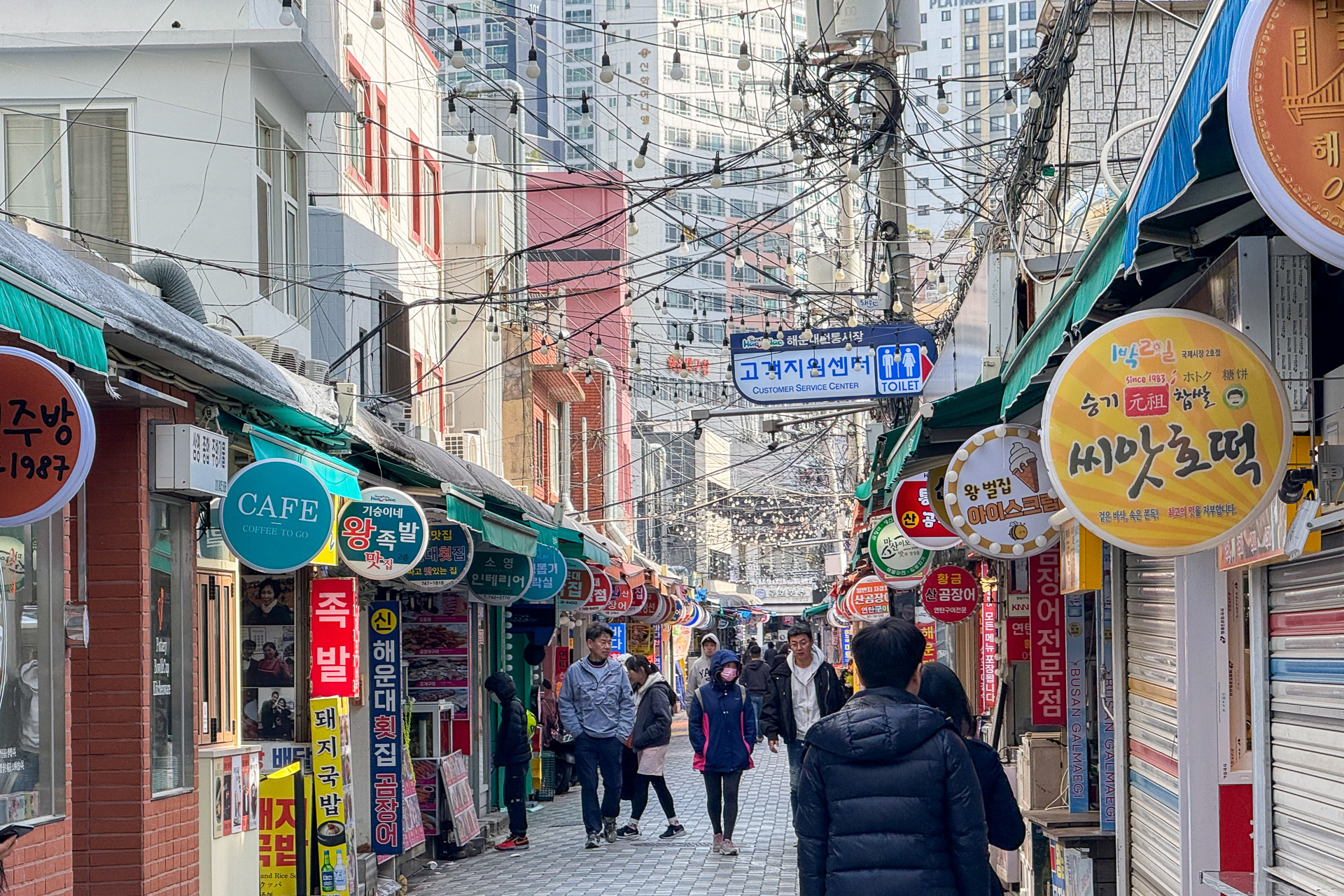 細い路地を歩くのも楽しい