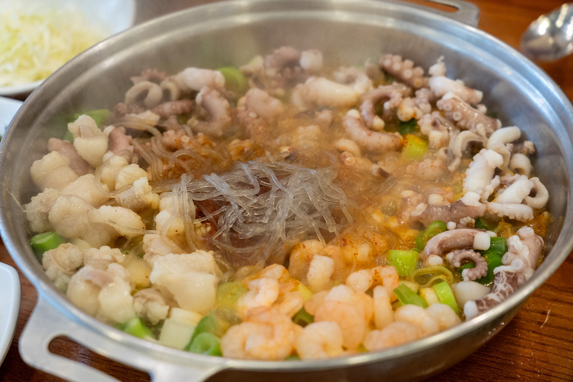 かき混ぜる前のナッコプセ。混ぜると赤くなる