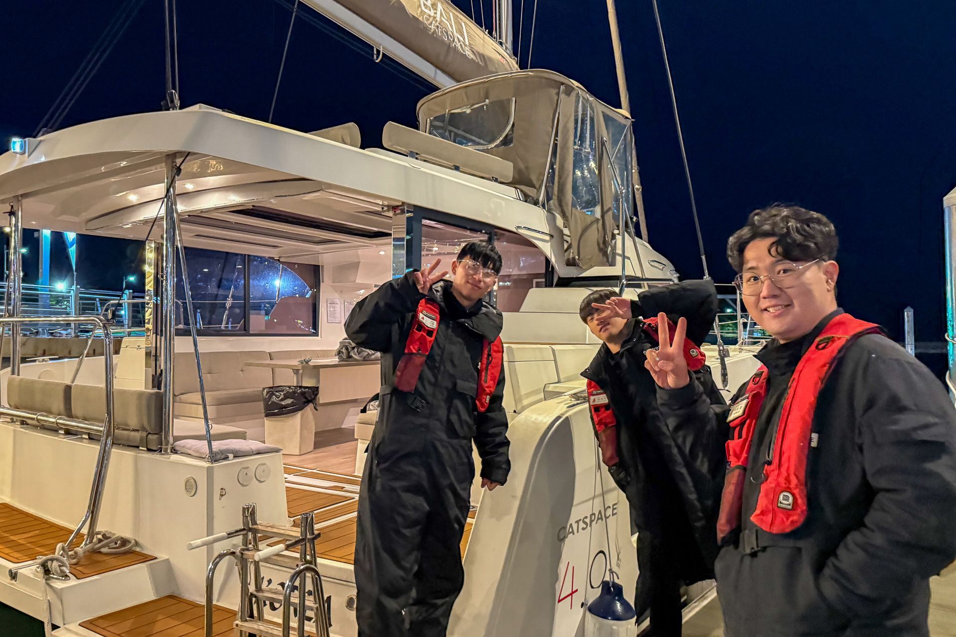 このヨットに乗り込みます