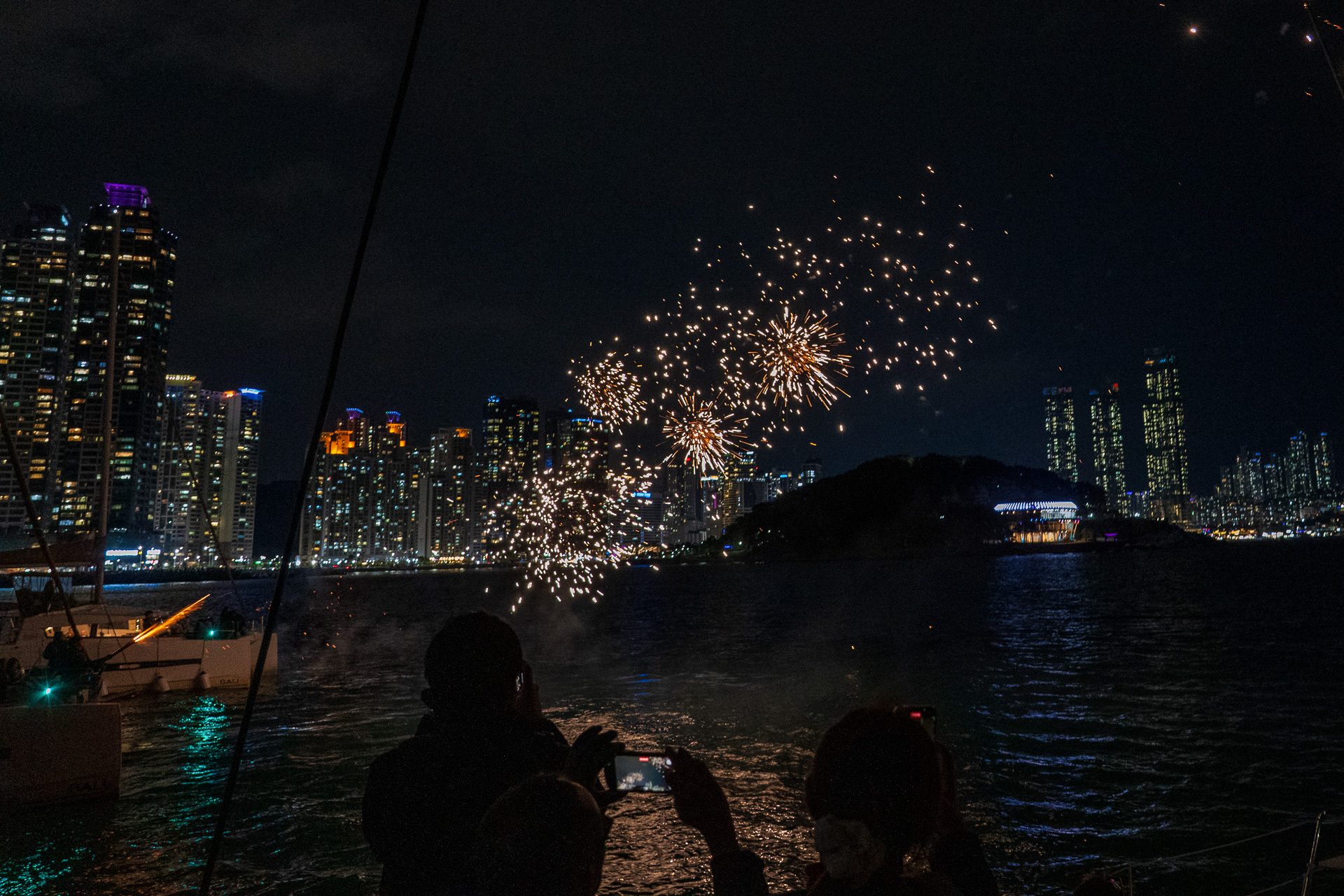 途中は花火の演出も