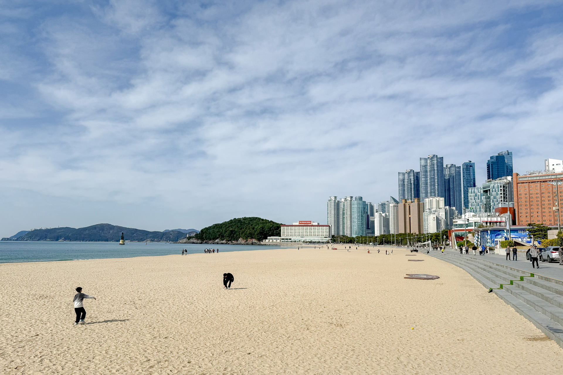白い砂浜が続く釜山の海雲台（ヘウンデ）ビーチ