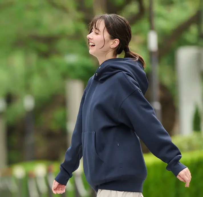 空気式のネックピロー内蔵パーカー。座っての長距離移動向け、Makuake