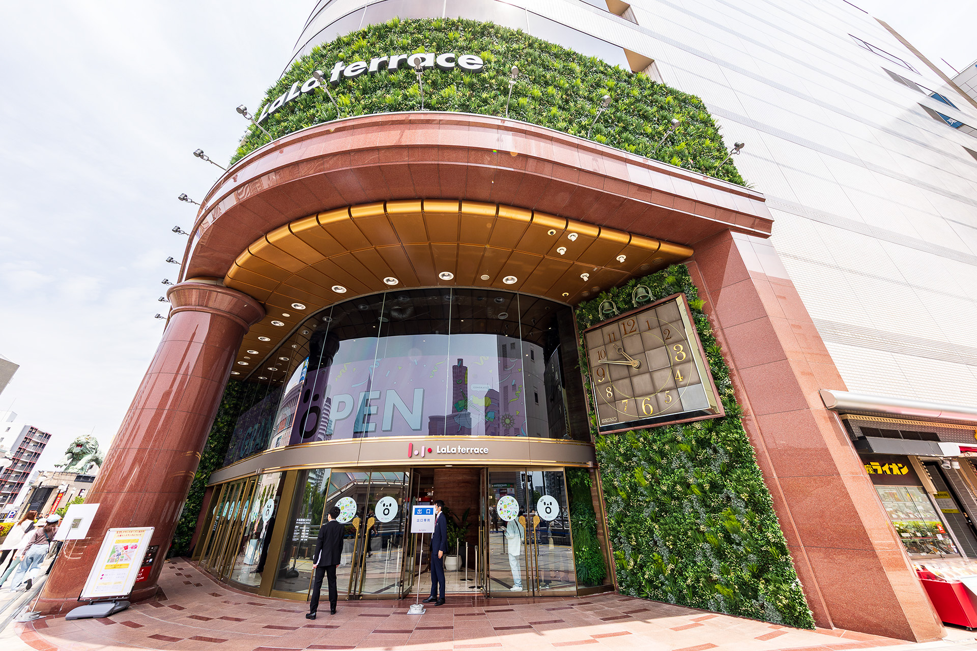 ペデストリアンデッキからつながるエントランス外観。ここは3階になる