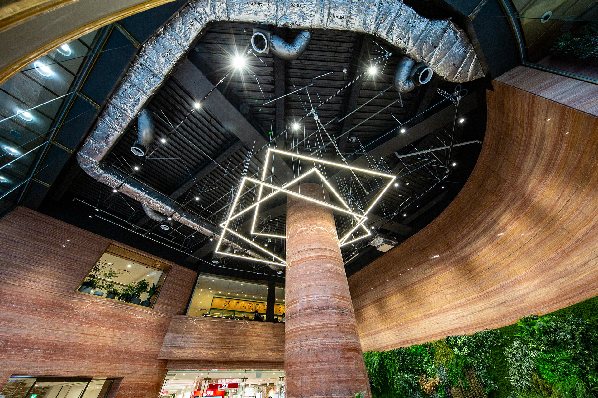 エントランス内。地域の産業である鋳物や植木をイメージしている