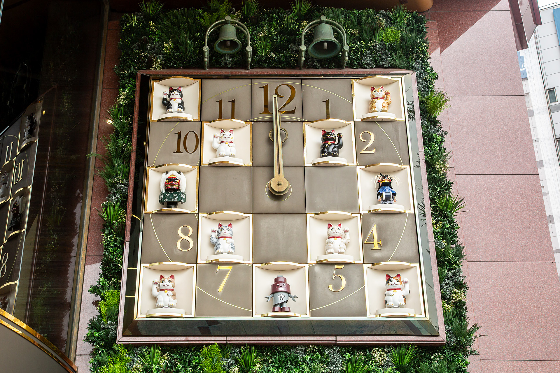 エントランス横にある大時計はそごう川口店から継承。音楽や登場するキャラクターは一新されており川口市の「きゅぽらん」のほか「ししまい」「招き猫」が登場