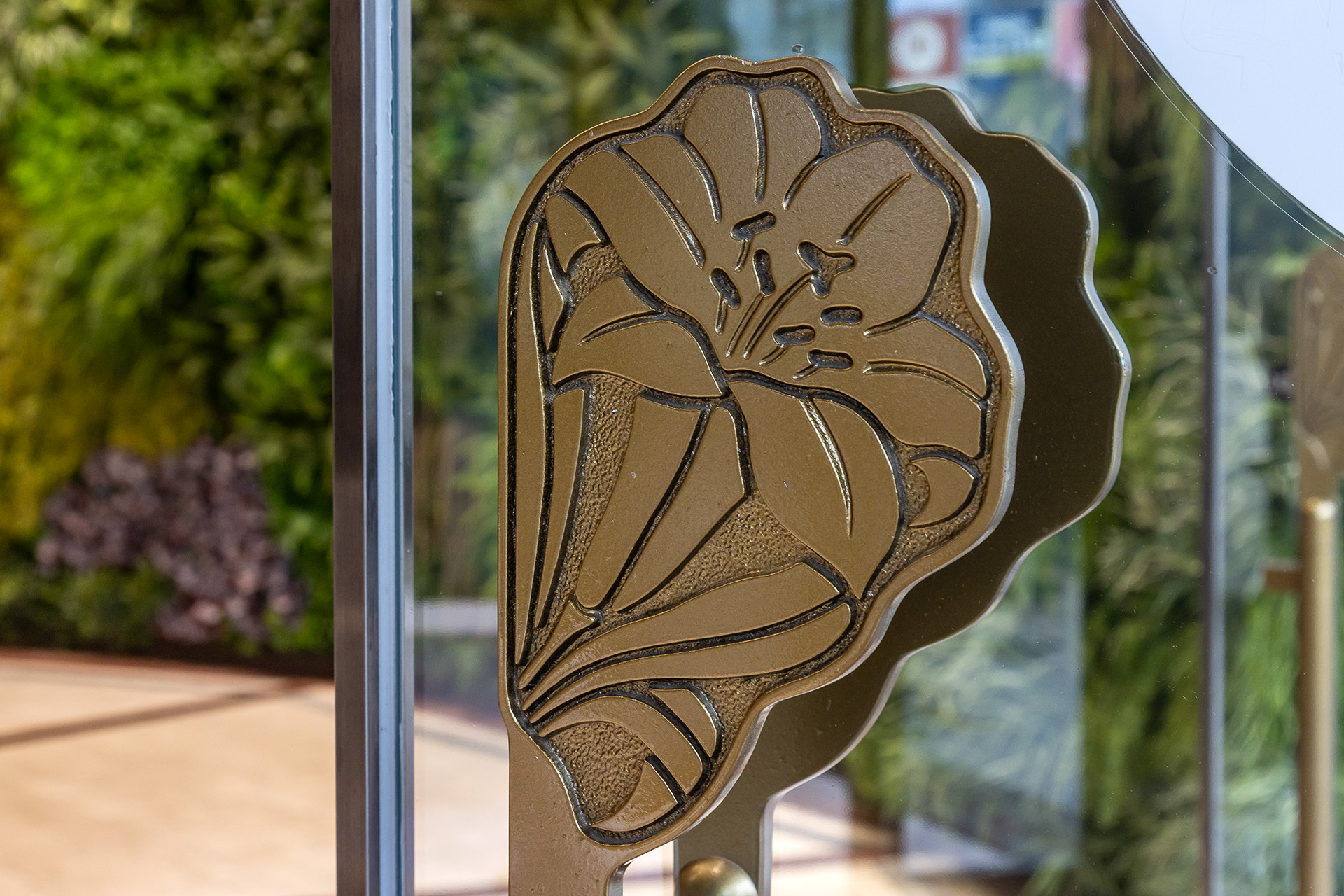 エントランスのガラスドアに付くてっぽうユリの手すりも当時のまま