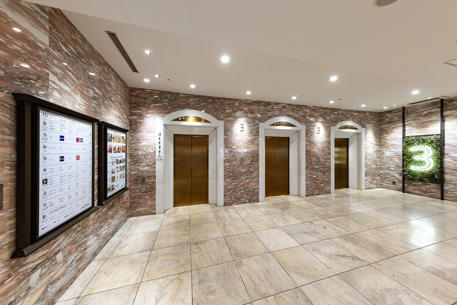 エレベーターホール。エレベーターもメインテナンスや壁紙の張替えなどを実施