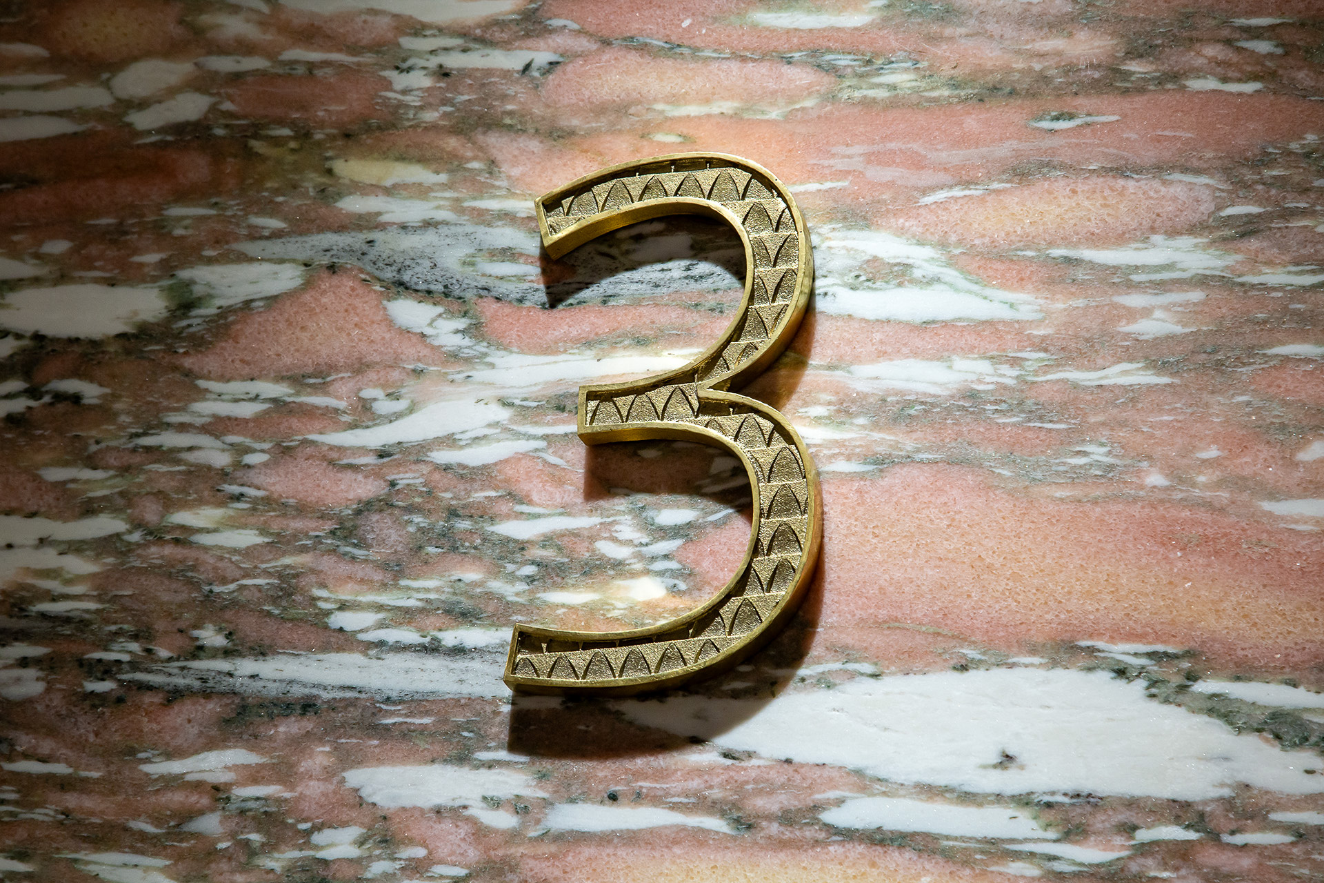 エレベーターホールにあるフロアサインは川口鋳物協同組合が協力。階ごとに異なる意匠となっている