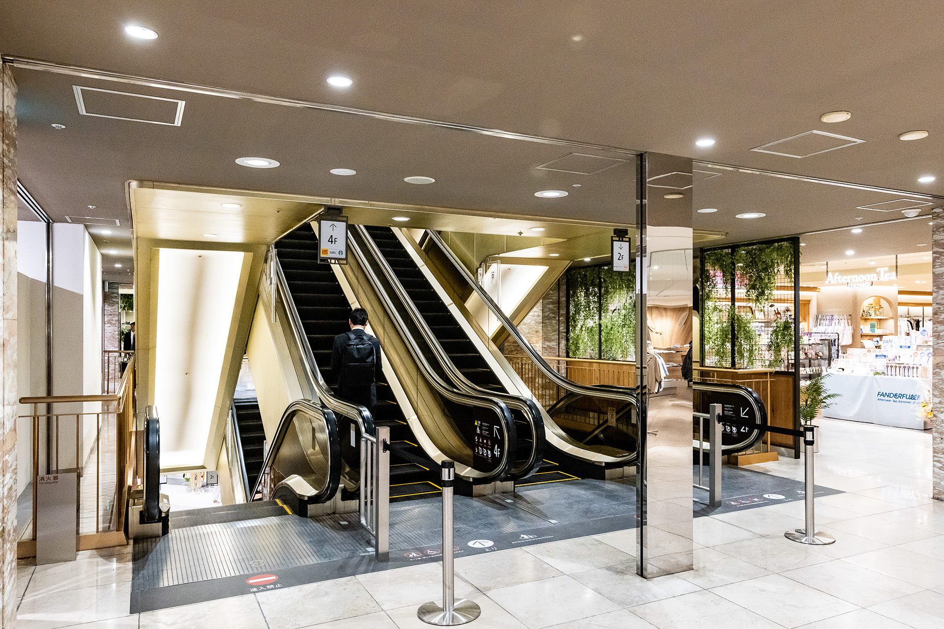 エスカレーターは手すり以外はメンテナンスや清掃をすることで継承