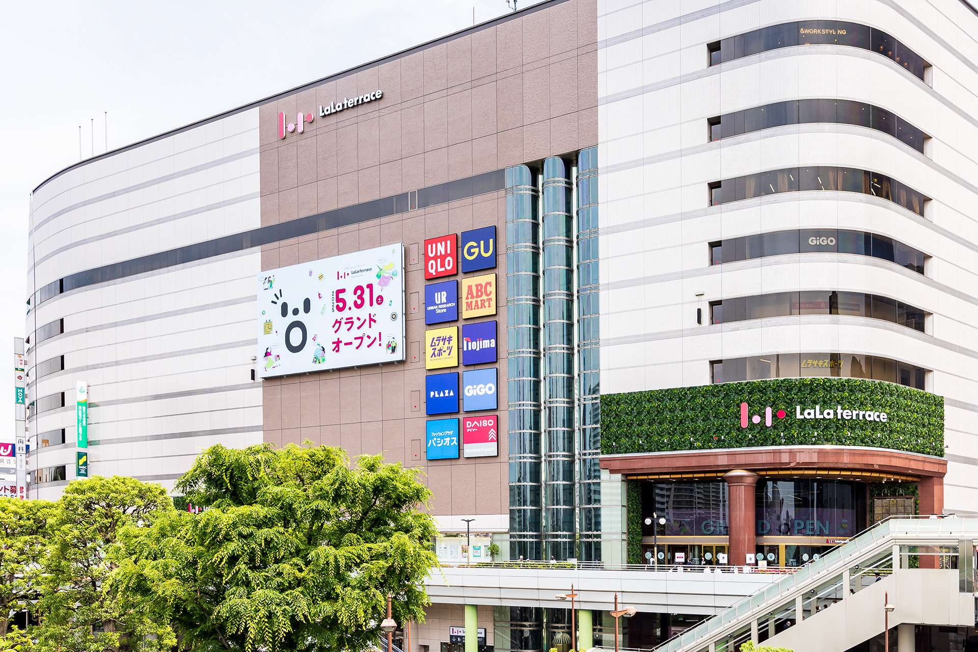 新たに県内最大となる縦9.6m、横16.8mのLEDビジョンを設置した