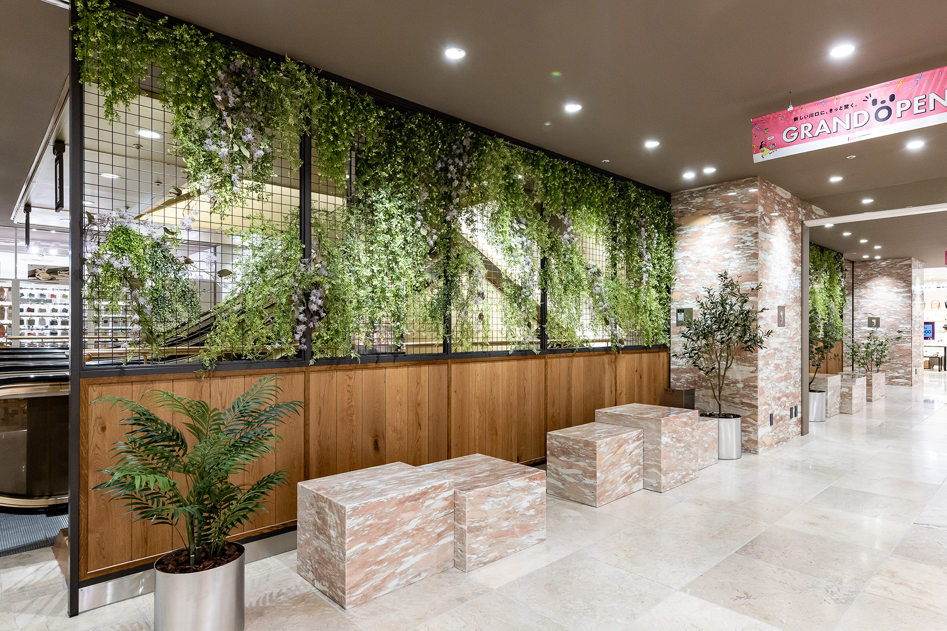 痛んでいた大理石はベンチに変身