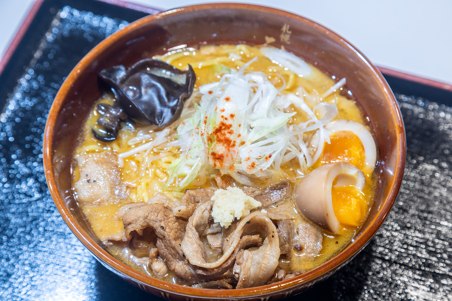 炙り豚盛り味噌ラーメン 味玉入り。1265円。味噌ダレと麺は札幌から直送