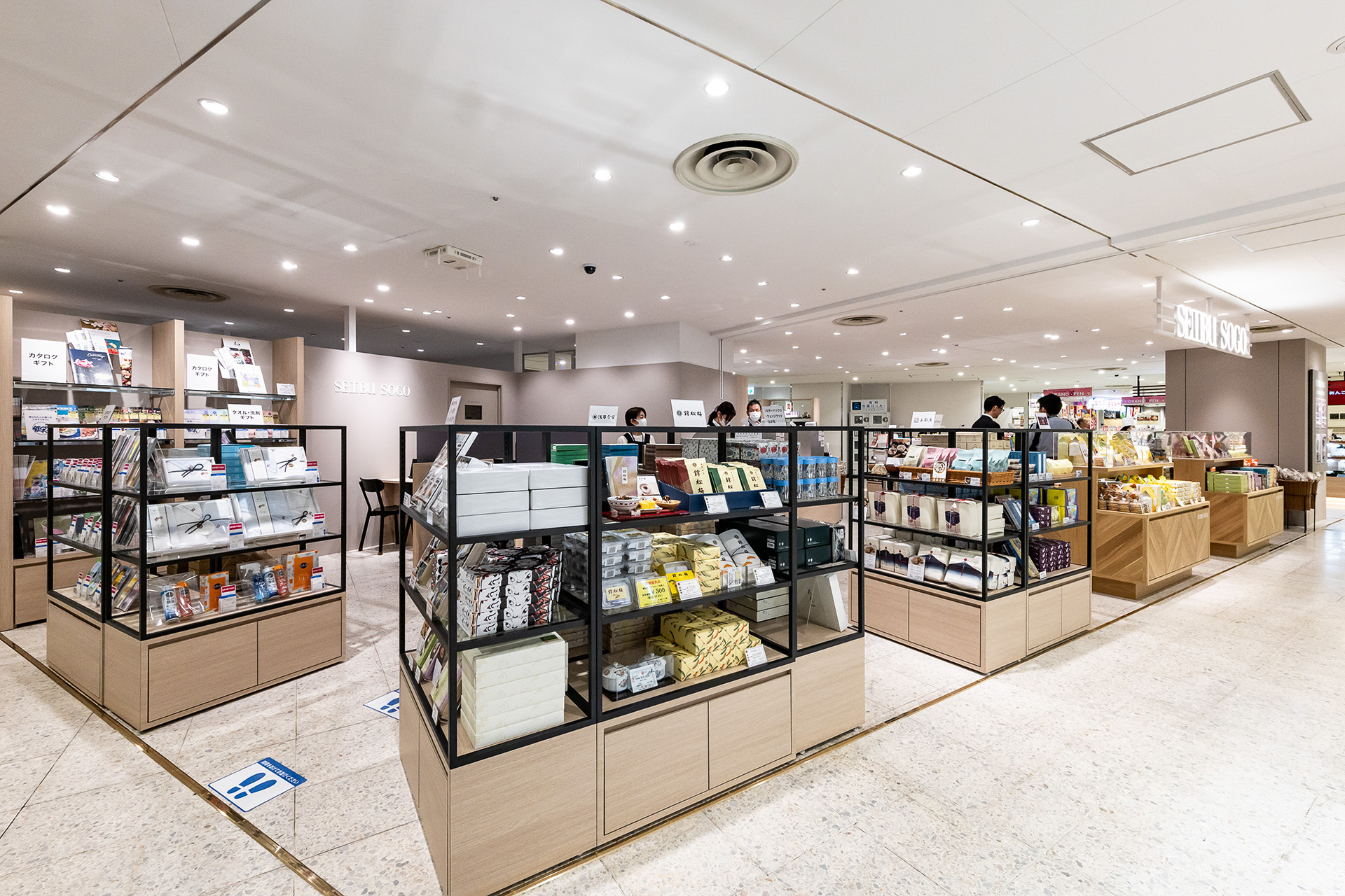 そごう川口店のレガシーを継承する西武・そごうショップ。百貨店ならではのギフトアイテムやスイーツなどを取り揃える