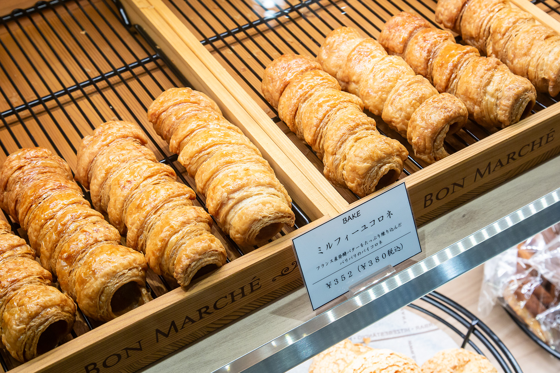 イチ押しは焼きたてのミルフィーユコロネ