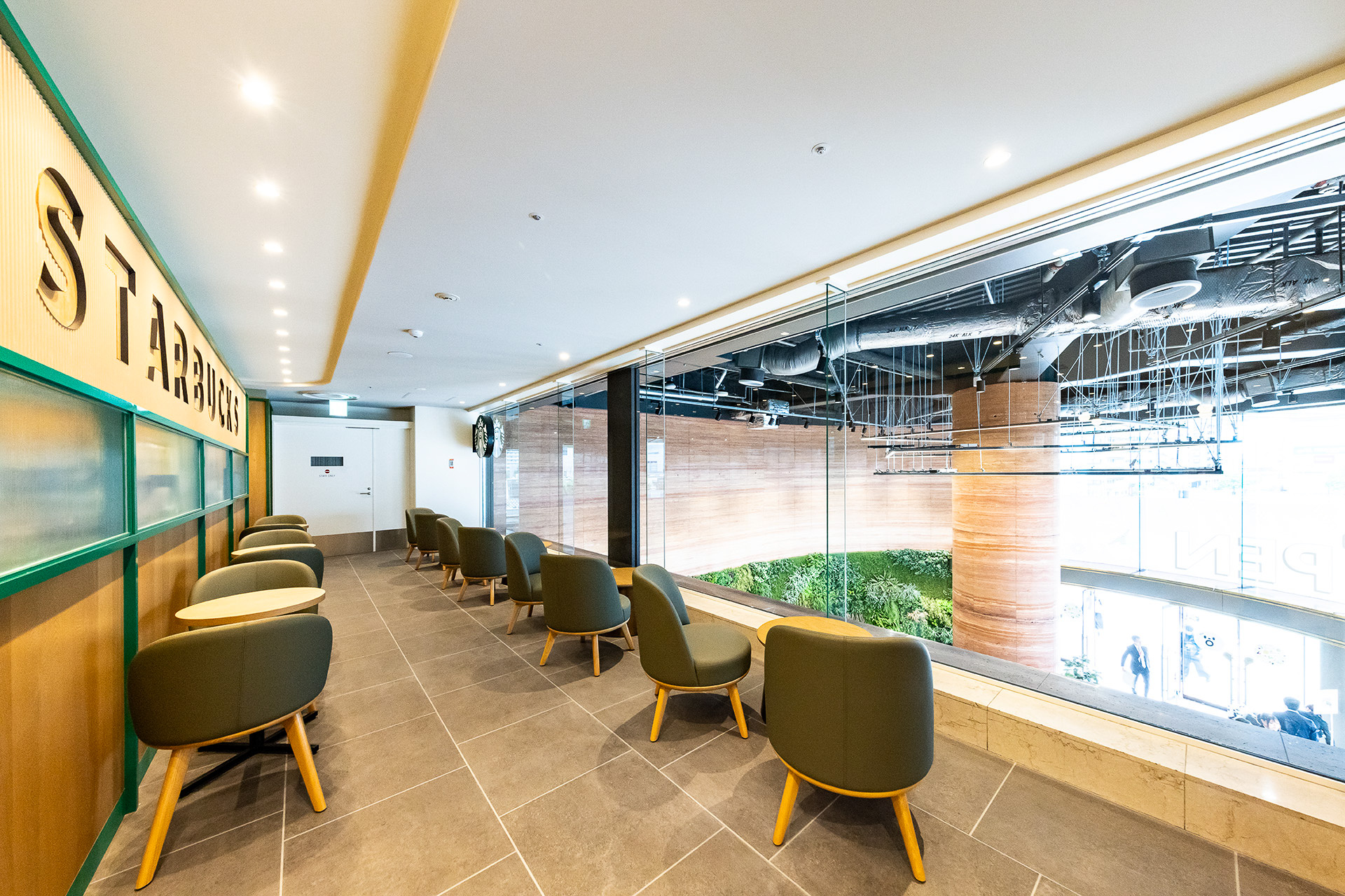 エントランスを俯瞰できる席も用意