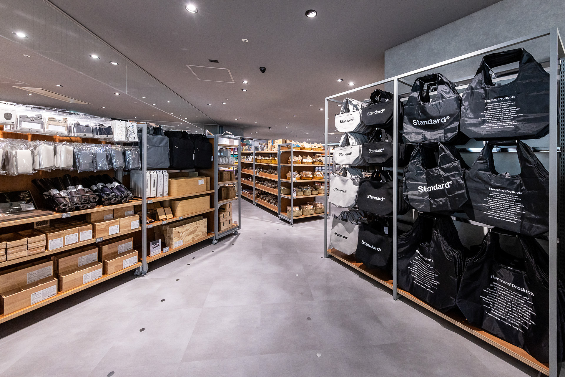 ロゴ入りのバックも人気アイテムだという