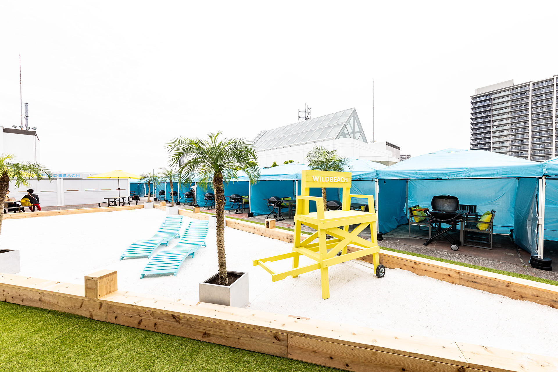 かつてビアガーデンがあった屋上はバーべーキューが楽しめるWILDBEACHに変身。食材付プランと持ち込みプランを用意
