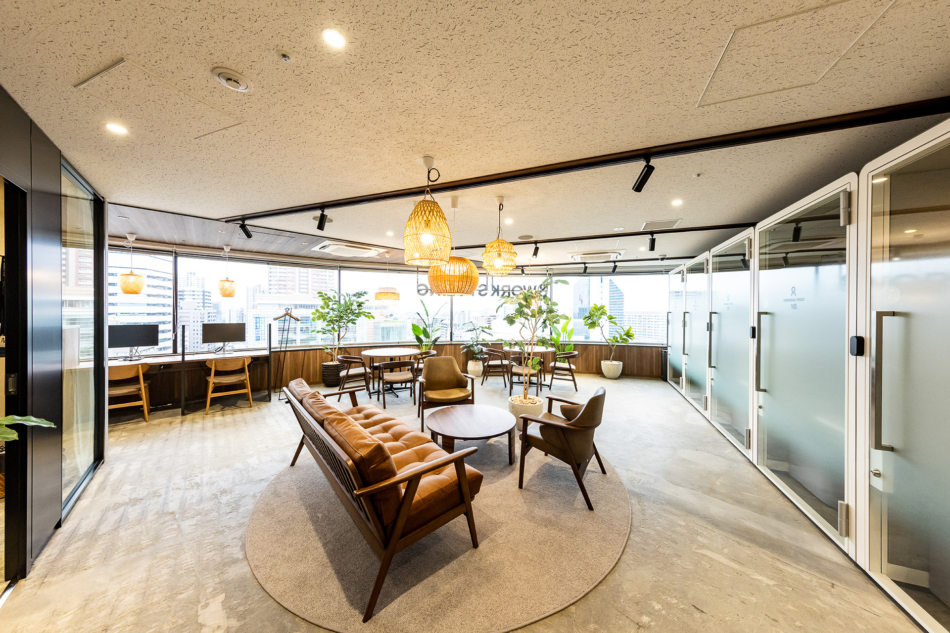 オープンスペースのほか会議室や個室も用意