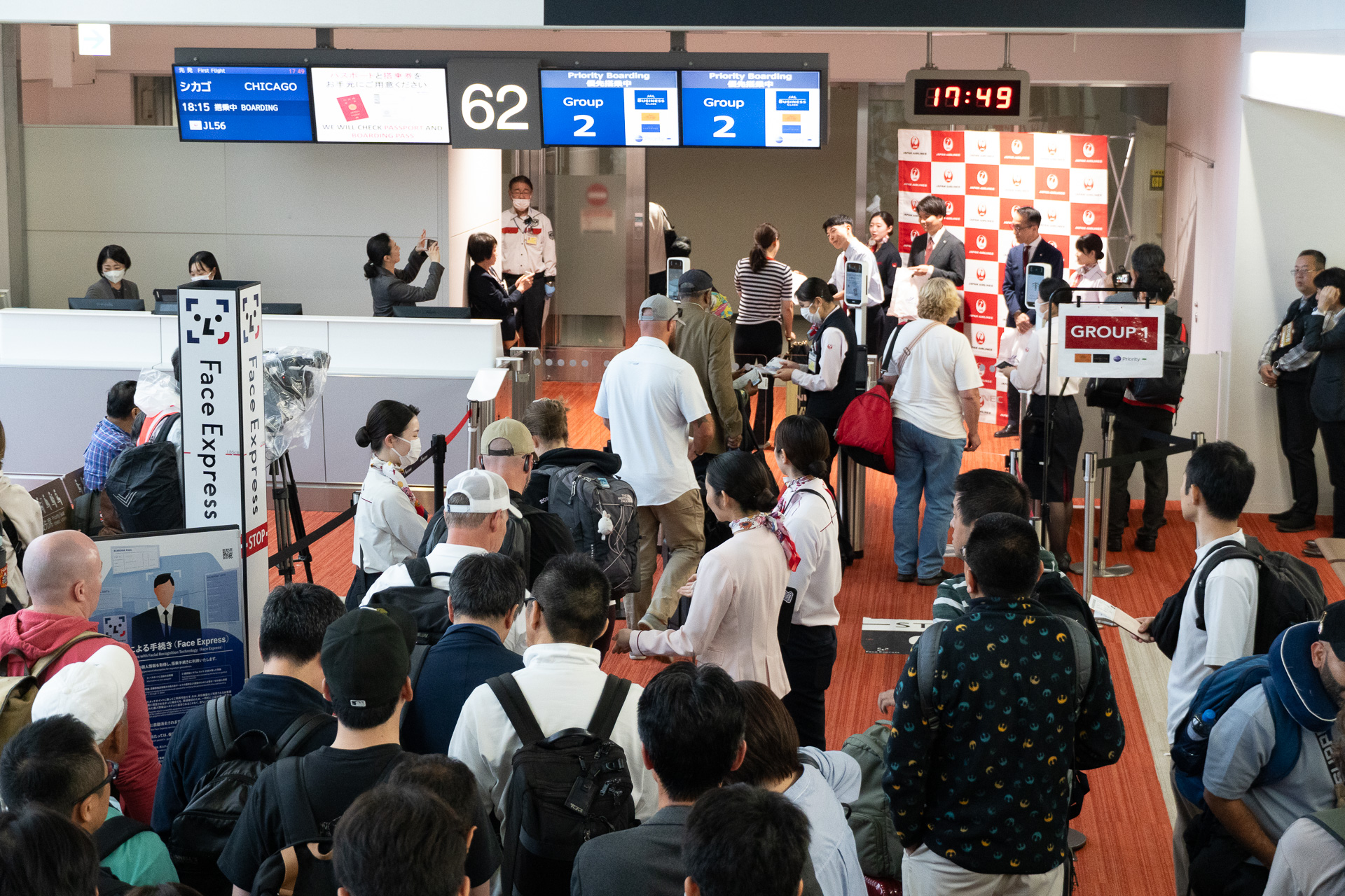 JL56の初便利用者にはステッカーなどのギフトを配布