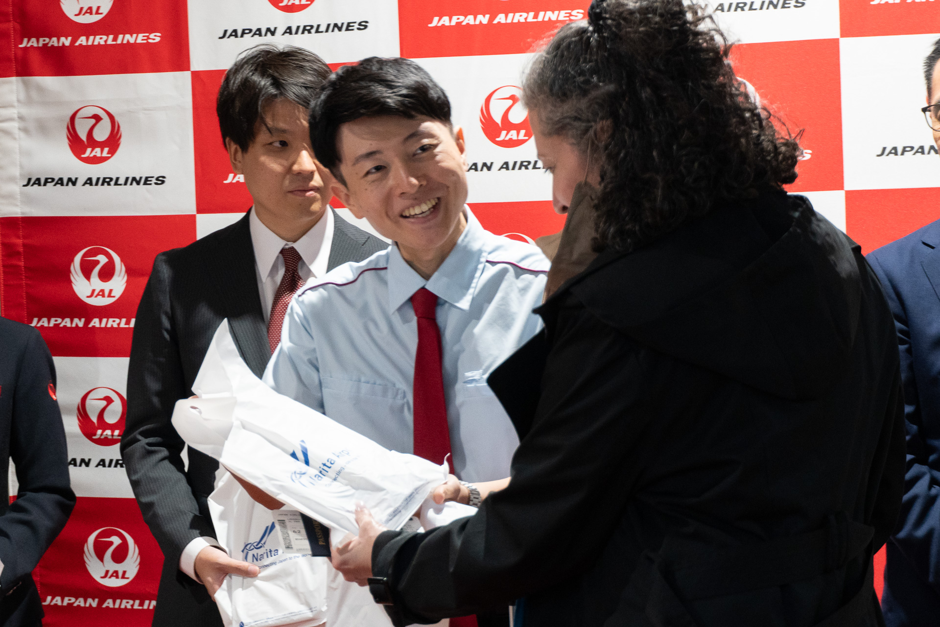 JL56の初便利用者にはステッカーなどのギフトを配布