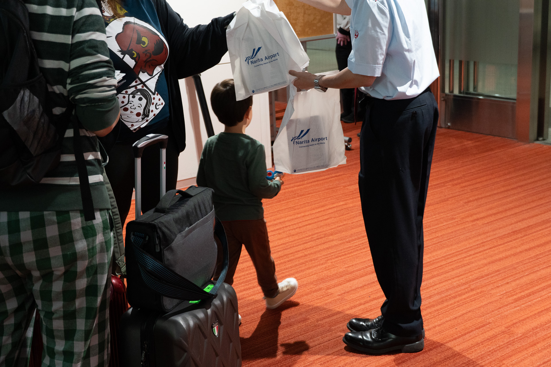 JL56の初便利用者にはステッカーなどのギフトを配布