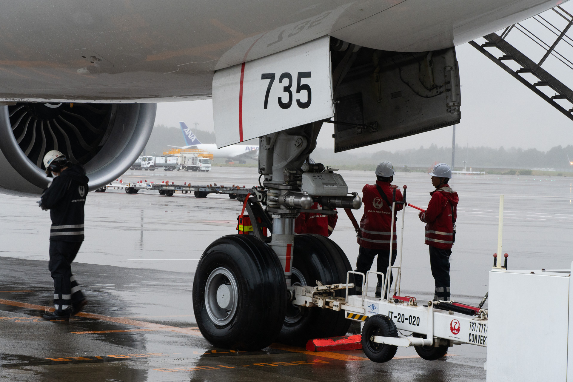 雨のなか出発の準備が進む