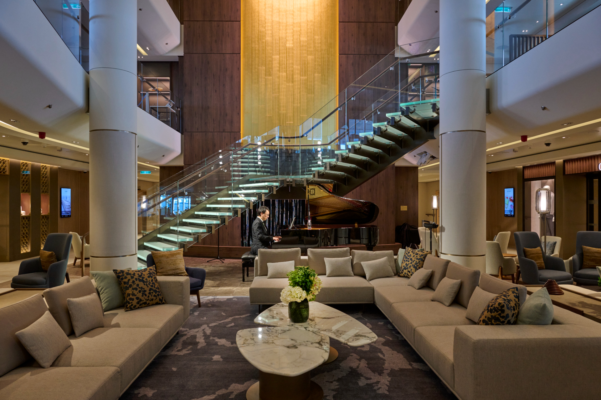 3層吹き抜けのアトリウム「アスカプラザ」