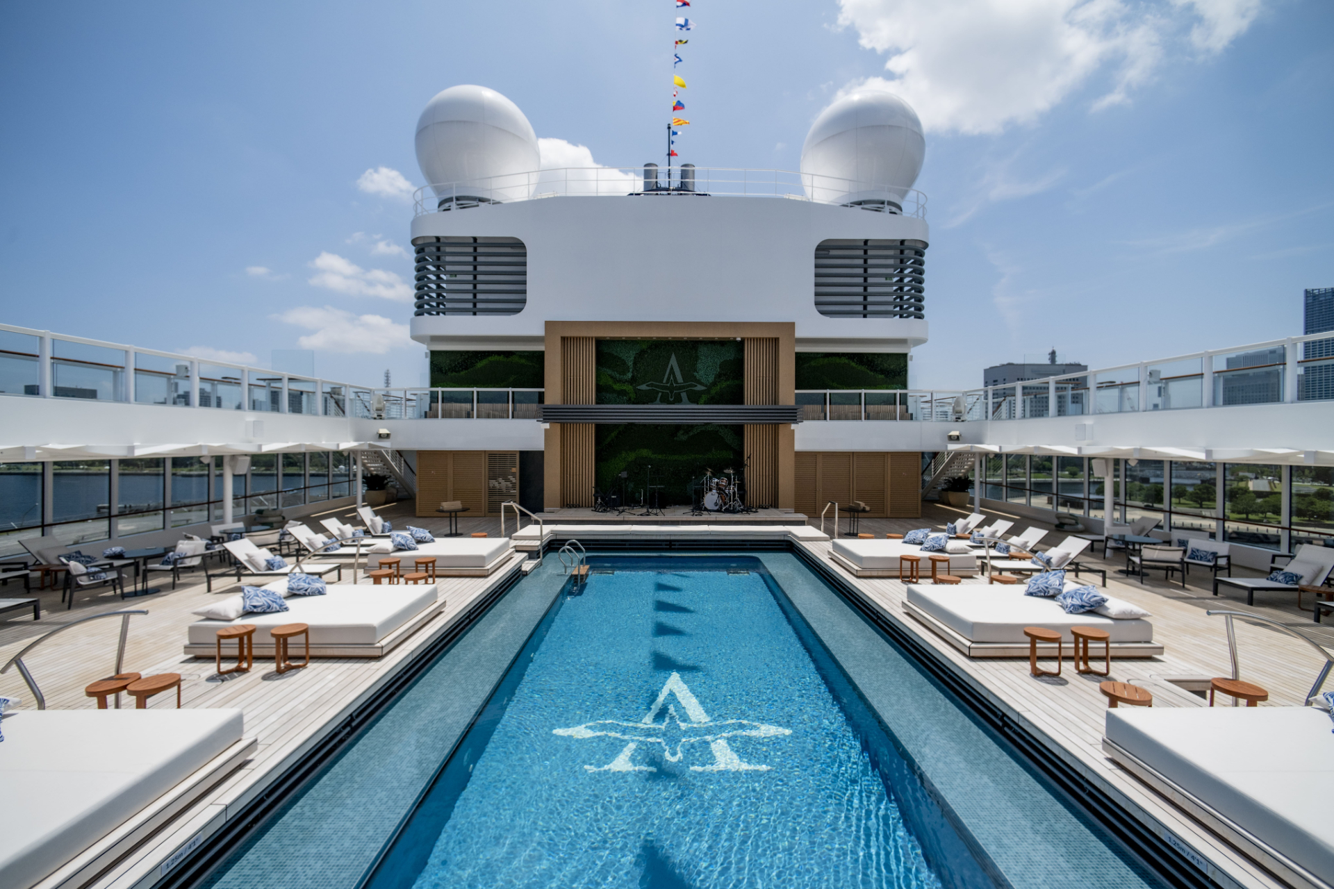 船上のリゾート「アルバトロスプール」