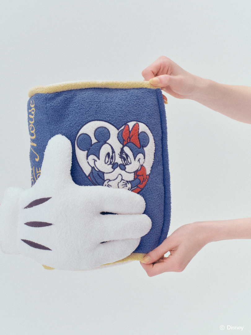 Mickeyハンドモチーフクッション（6490円）