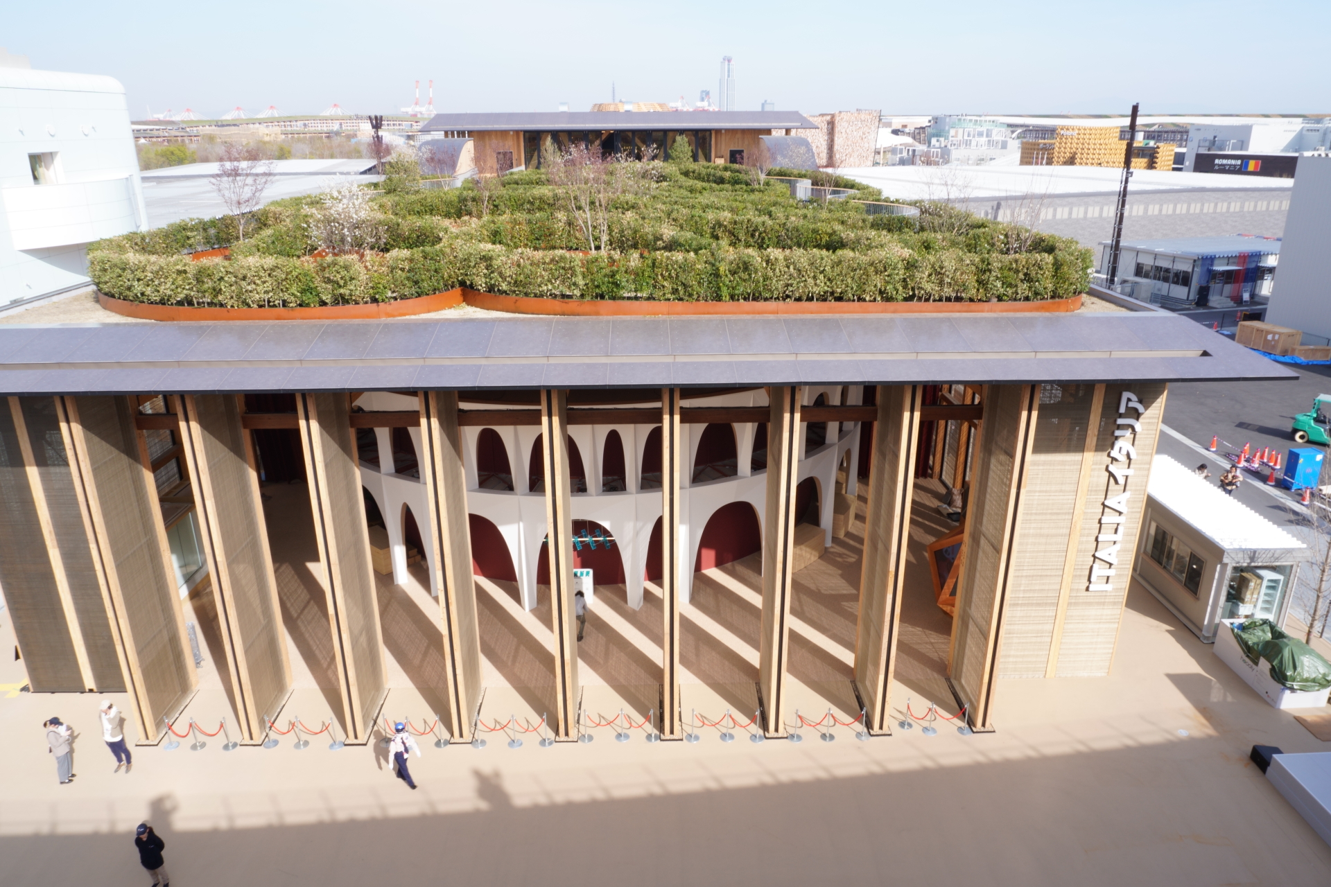 レストランはパビリオン屋上にある。3階にはテラスと庭園もあり、夏の夜に来ると気持ちよさそう（写真は4月9日に撮影）