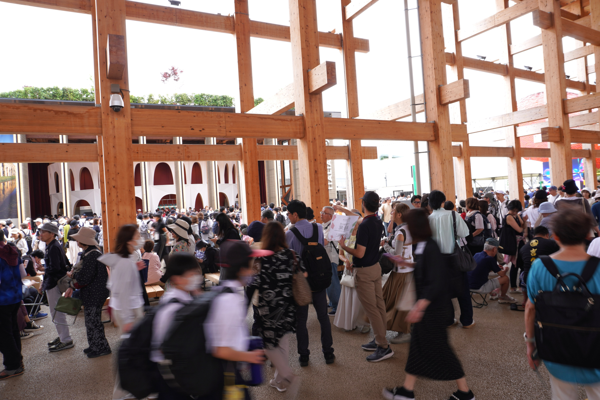 パビリオン（展示）のほうは、当日受付の列が大屋根リングの下まで延びていた