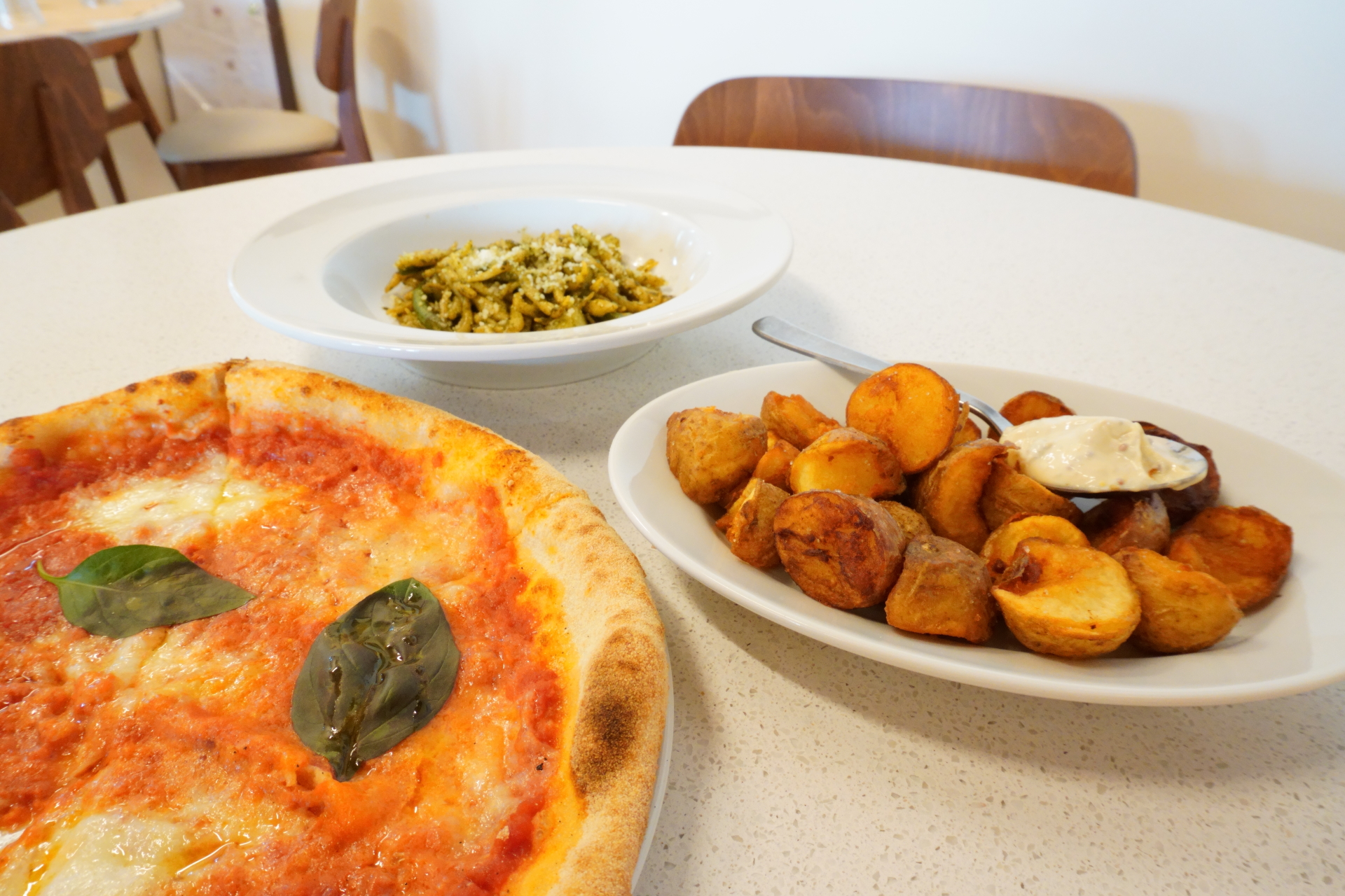 フードは店長に聞いた人気メニューを注文