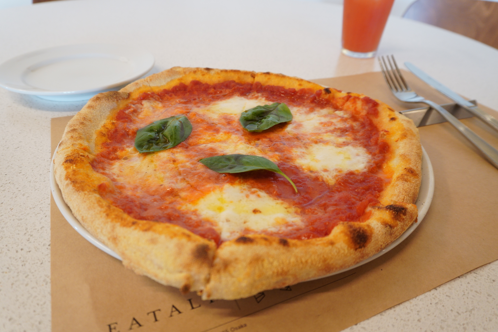 マルゲリータ（2490円）。この日は撮影用として、あらかじめ6等分にカットしてもらった。手に持って食べる場合は、折りたたんでからほおばるのがお勧め