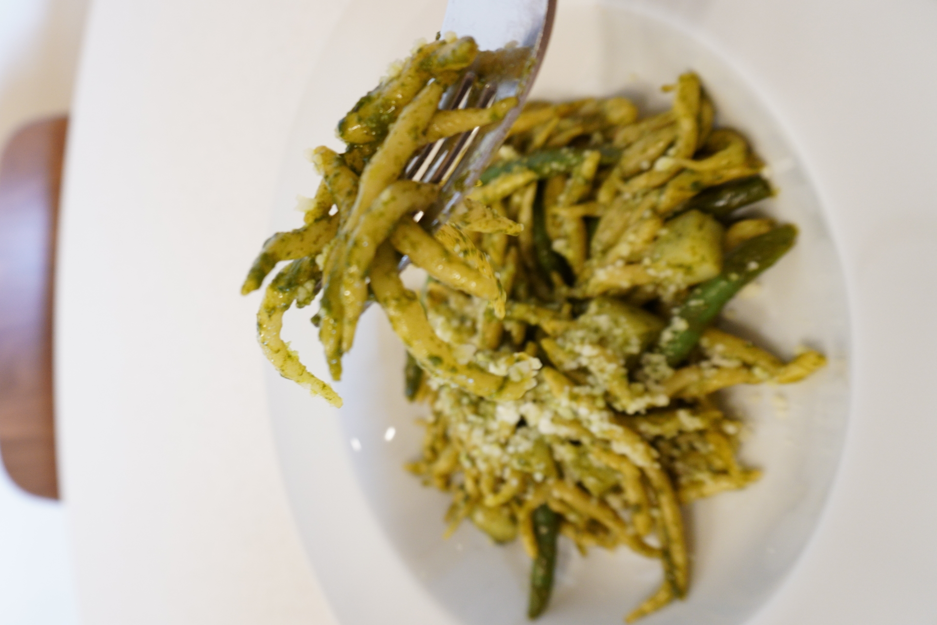 トロフィエは、北イタリア・リグーリア州が発祥のショートパスタ。短くねじれた形が特徴