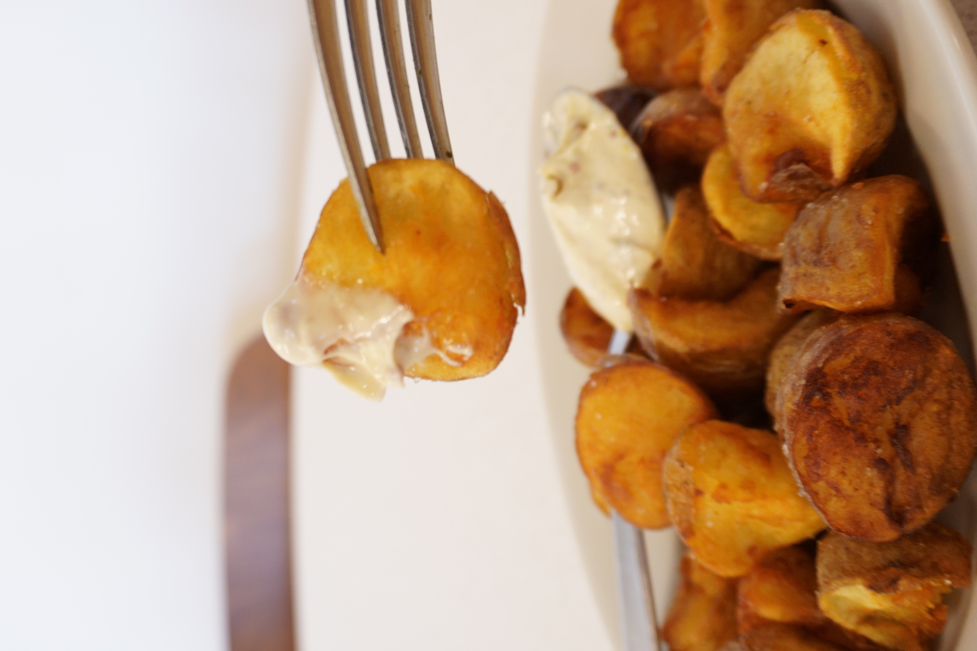 ソースには、マヨネーズ、マスタード、アンチョビ、ケッパーを使用