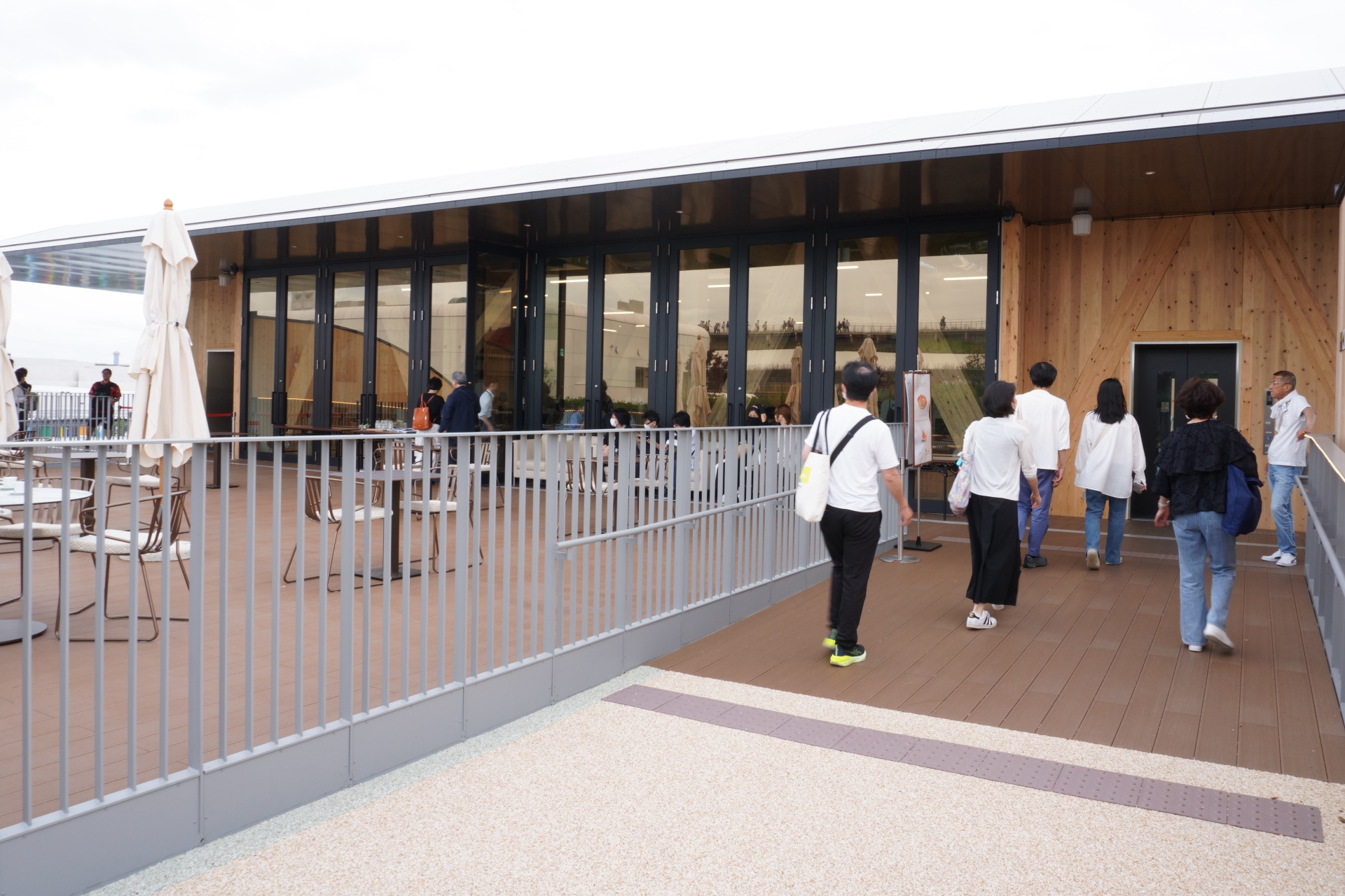 レストランはテラス・庭園と同じフロアにある