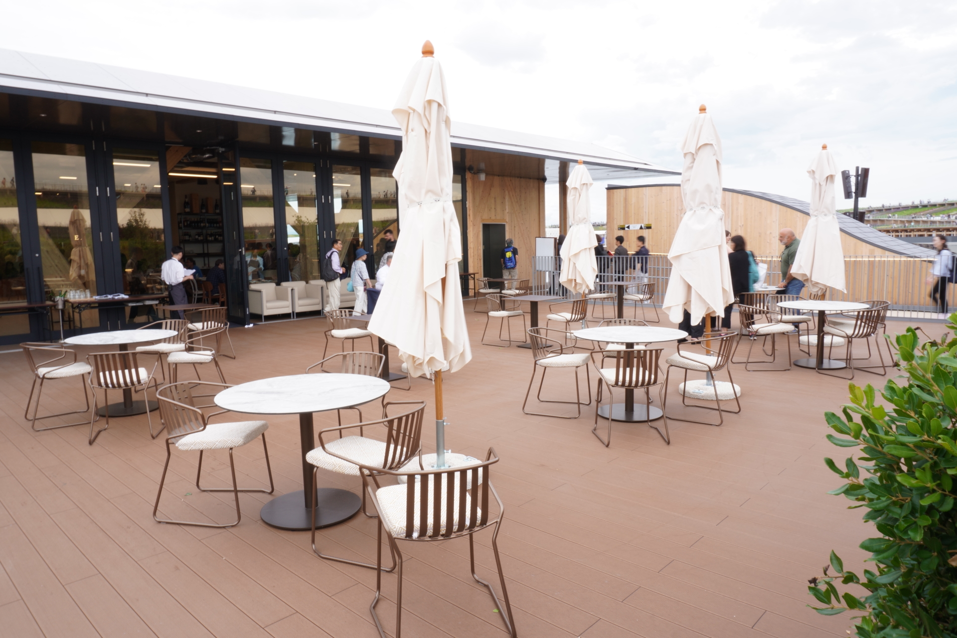 レストランはテラス・庭園と同じフロアにある