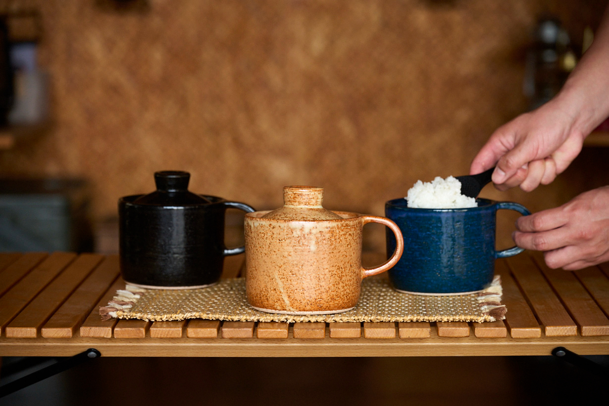 焚き火・ガスコンロ・固形燃料・電子レンジに対応。専用デジタルレシピブックでは和洋中15品目を紹介