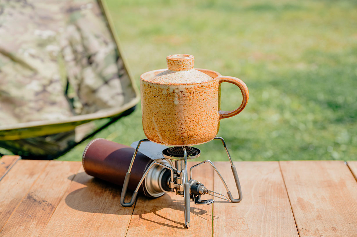 焚き火・ガスコンロ・固形燃料・電子レンジに対応。専用デジタルレシピブックでは和洋中15品目を紹介