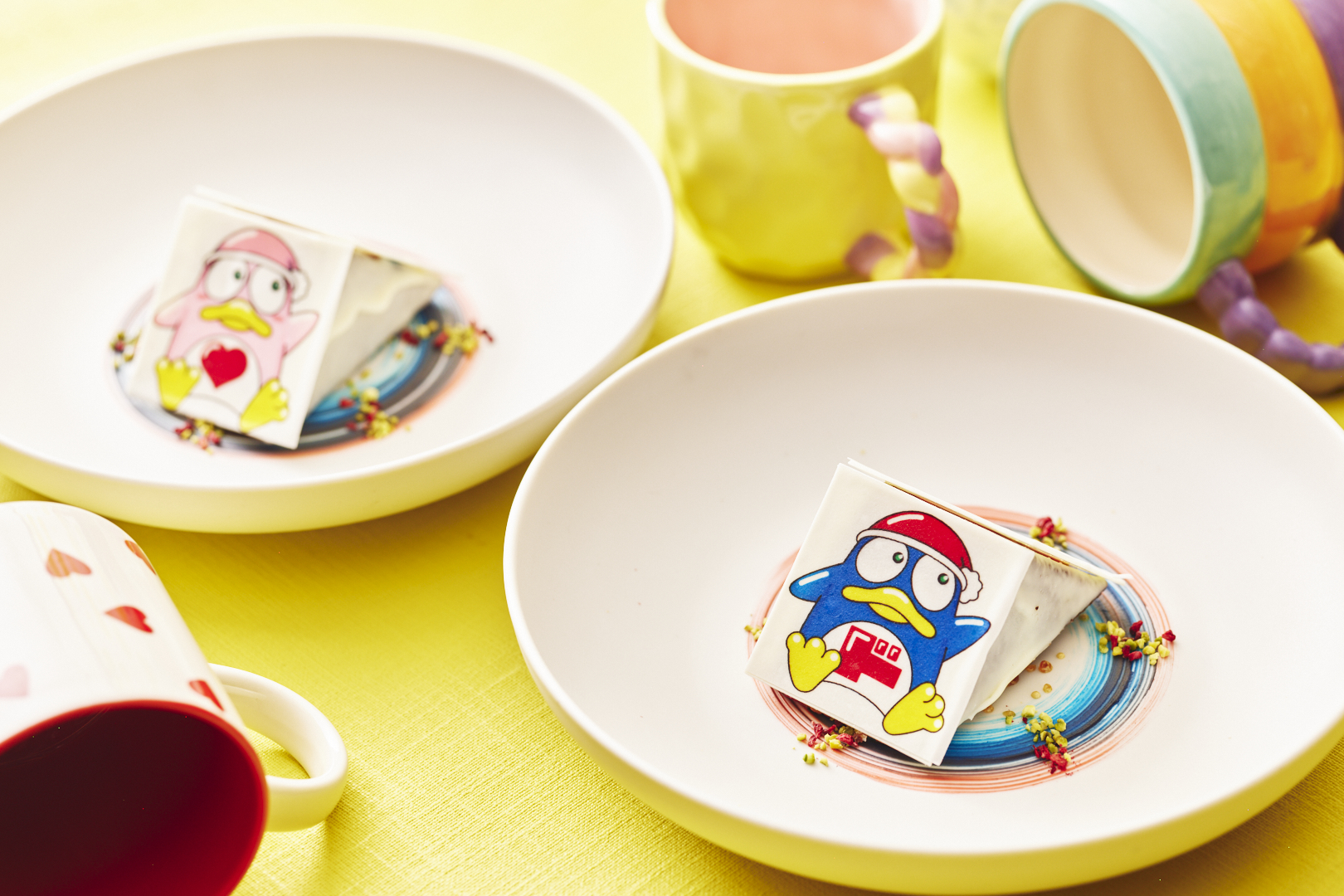 ドンペン＆ドンコのデコレーションが目を引くシグネチャースイーツ「ミルク・ラズベリー・チョコレートケーキ」。ケーキに隠されたサプライズも