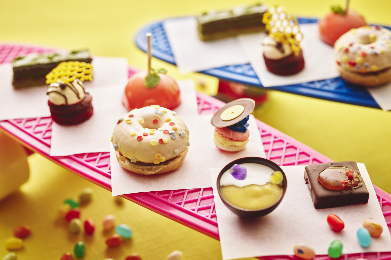 「パリブレスト風ドーナツ」「チェリーとバニラのマカロン」「りんご飴とキャラメル・ミルクチョコレートのポップス」「マンゴーと柚子のバブルミルクシェイク」など