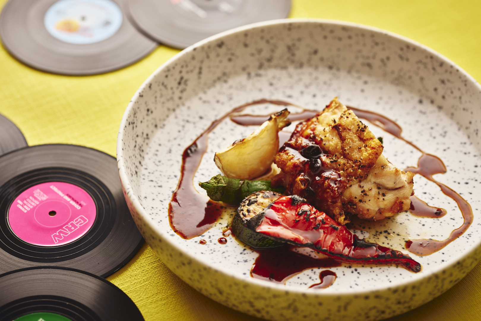 セイボリーメニュー「ハーブ香るローストチキン レモンとケッパーのソース」