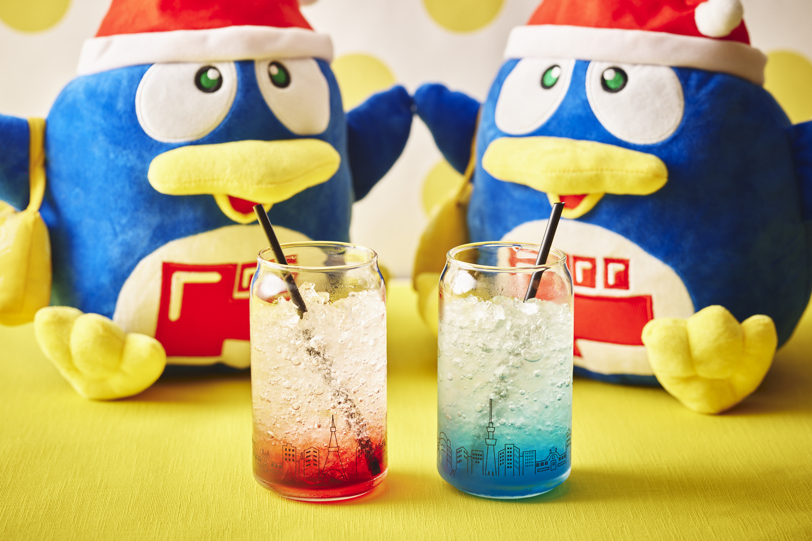 「RED」はグレナデンシロップにクランベリージュースとトニックウォーターを合わせた甘酸っぱく爽やかな1杯。「BLUE」はブルーキュラソーシロップにグレープフルーツジュースとトニックウォーターを合わせた、涼しげでほのかな苦みを感じる1杯