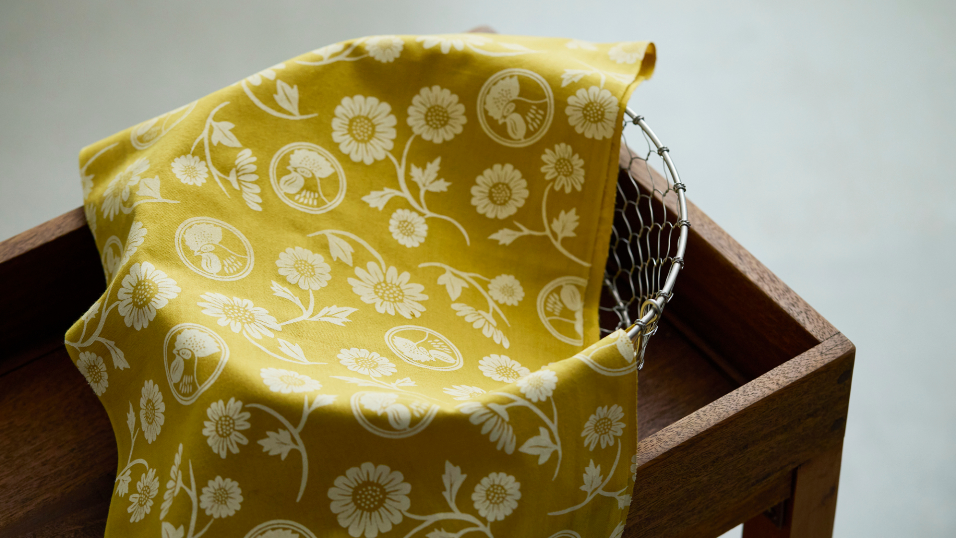 新作「菊染めてぬぐい 天然金鳥」（1980円）。天然除虫菊 金鳥の渦巻にちなみ、菊を原料にした天然染料を用いて菊染めで染め上げ。生地には金鳥のロゴマークと菊の花を散りばめた絵柄をプリント